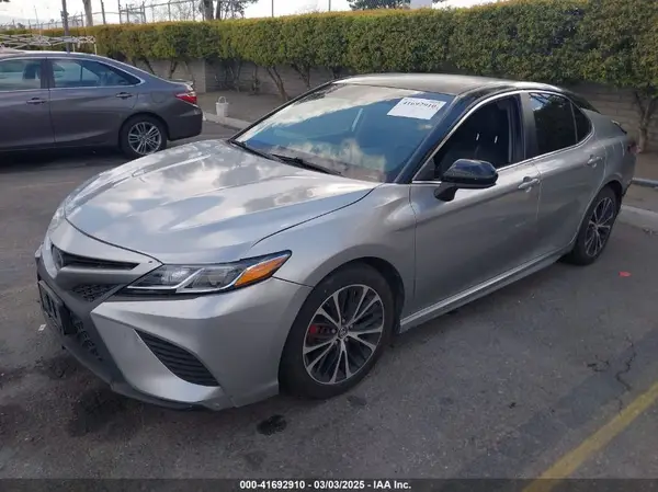 4T1B11HK5JU079401 2018 TOYOTA CAMRY - Image 2