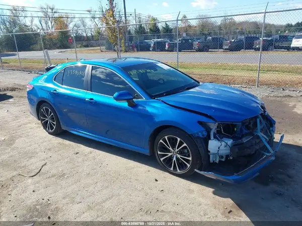 4T1B11HK5JU083254 2018 TOYOTA CAMRY - Image 1