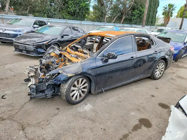 4T1B11HK5JU083867 2018 TOYOTA CAMRY - Image 1