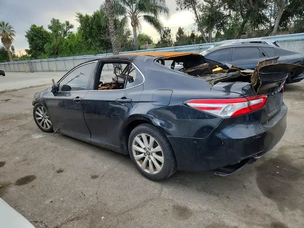 4T1B11HK5JU083867 2018 TOYOTA CAMRY - Image 2