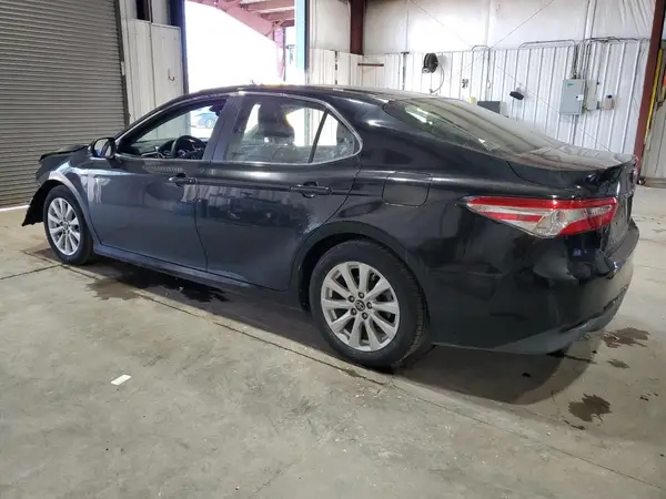 4T1B11HK5JU087739 2018 TOYOTA CAMRY - Image 2
