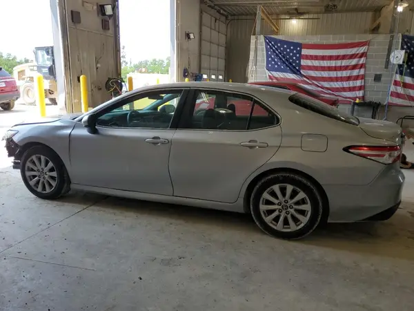 4T1B11HK5JU087918 2018 TOYOTA CAMRY - Image 2