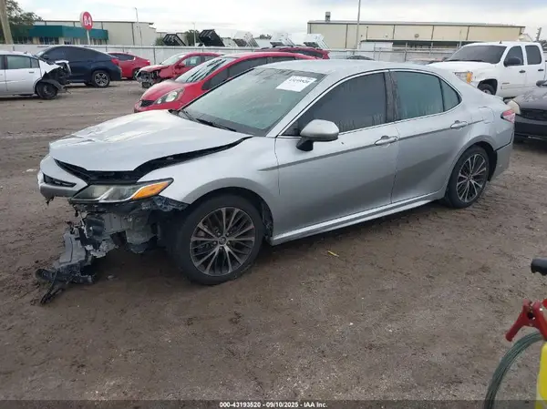 4T1B11HK5JU089703 2018 TOYOTA CAMRY - Image 2