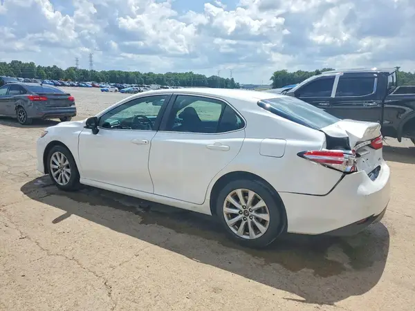 4T1B11HK5JU089748 2018 TOYOTA CAMRY - Image 2