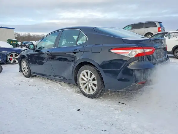 4T1B11HK5JU102479 2018 TOYOTA CAMRY - Image 2