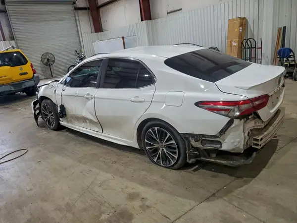 4T1B11HK5JU104961 2018 TOYOTA CAMRY - Image 2