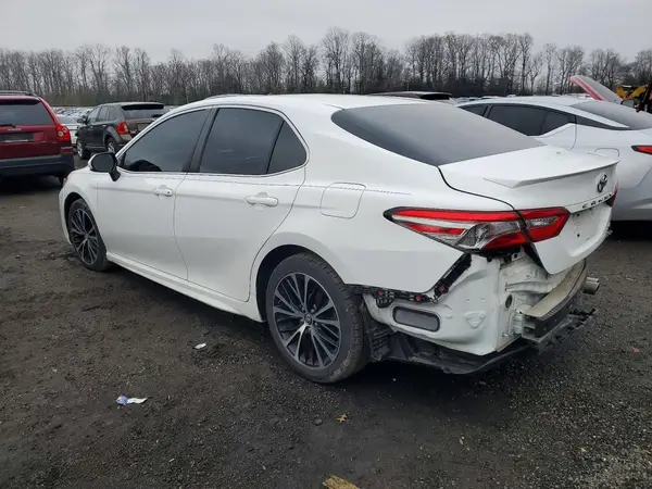 4T1B11HK5JU105382 2018 TOYOTA CAMRY - Image 2