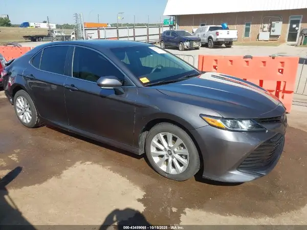 4T1B11HK5JU108234 2018 TOYOTA CAMRY - Image 1