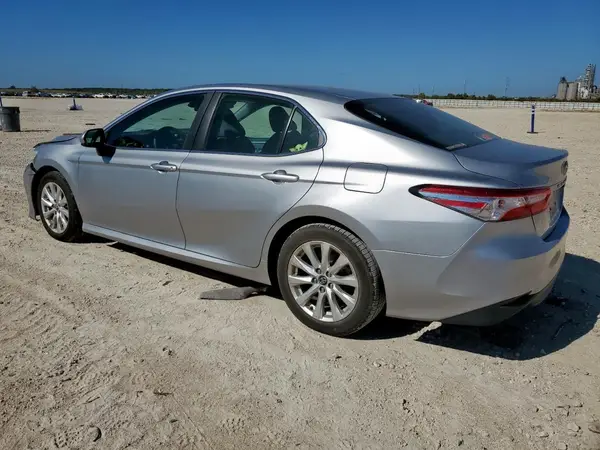 4T1B11HK5JU109366 2018 TOYOTA CAMRY - Image 2