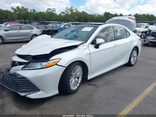 4T1B11HK5JU110338 2018 TOYOTA CAMRY - Image 2