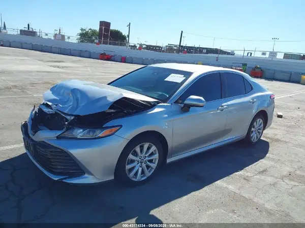 4T1B11HK5JU110548 2018 TOYOTA CAMRY - Image 2