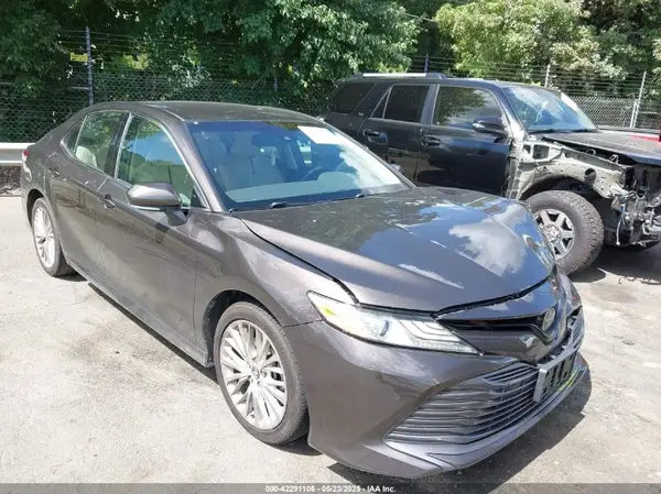 4T1B11HK5JU111571 2018 TOYOTA CAMRY - Image 1