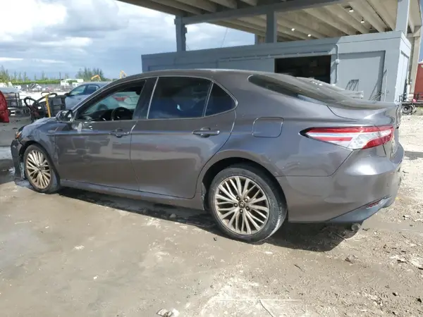 4T1B11HK5JU113563 2018 TOYOTA CAMRY - Image 2