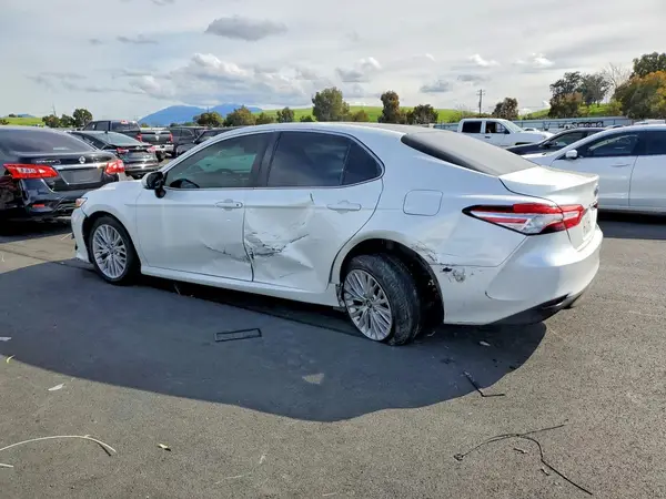 4T1B11HK5JU114793 2018 TOYOTA CAMRY - Image 2