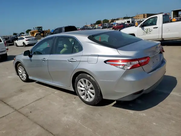 4T1B11HK5JU115216 2018 TOYOTA CAMRY - Image 2