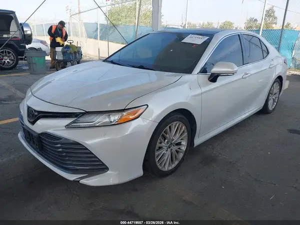 4T1B11HK5JU116897 2018 TOYOTA CAMRY - Image 2
