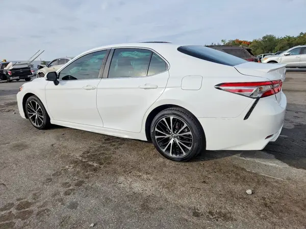 4T1B11HK5JU117354 2018 TOYOTA CAMRY - Image 2