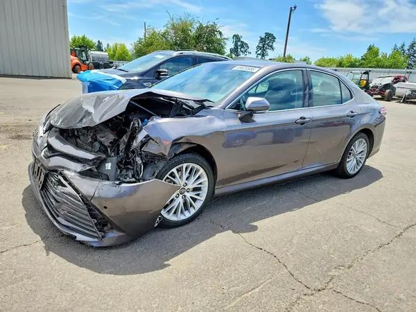 4T1B11HK5JU120299 2018 TOYOTA CAMRY - Image 1