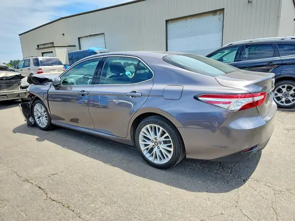 4T1B11HK5JU120299 2018 TOYOTA CAMRY - Image 2