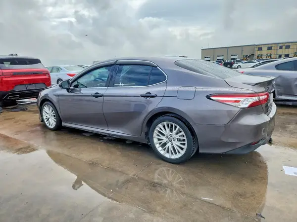 4T1B11HK5JU121615 2018 TOYOTA CAMRY - Image 2