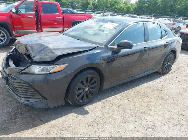 4T1B11HK5JU122053 2018 TOYOTA CAMRY - Image 2