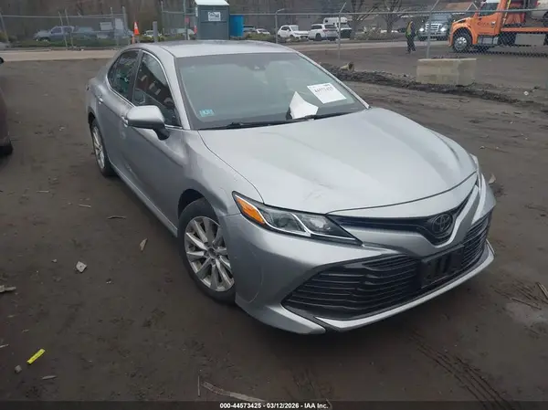 4T1B11HK5JU126281 2018 TOYOTA CAMRY - Image 1