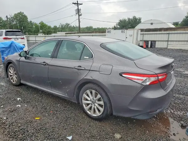4T1B11HK5JU128340 2018 TOYOTA CAMRY - Image 2