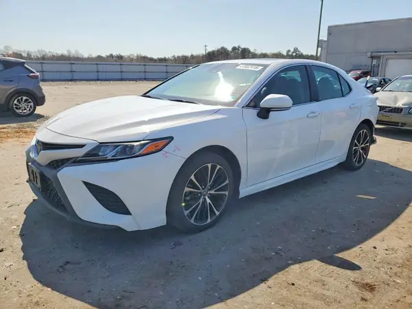 4T1B11HK5JU133974 2018 TOYOTA CAMRY - Image 1