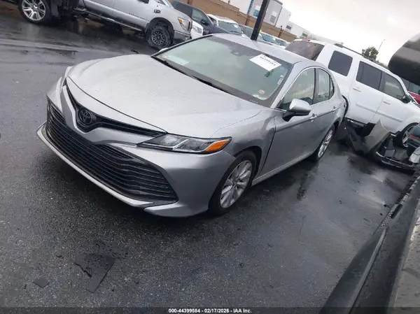 4T1B11HK5JU135918 2018 TOYOTA CAMRY - Image 2