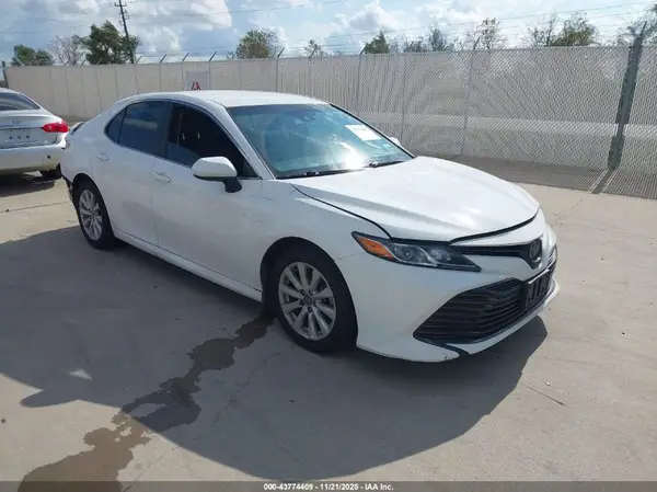 4T1B11HK5JU136261 2018 TOYOTA CAMRY - Image 1