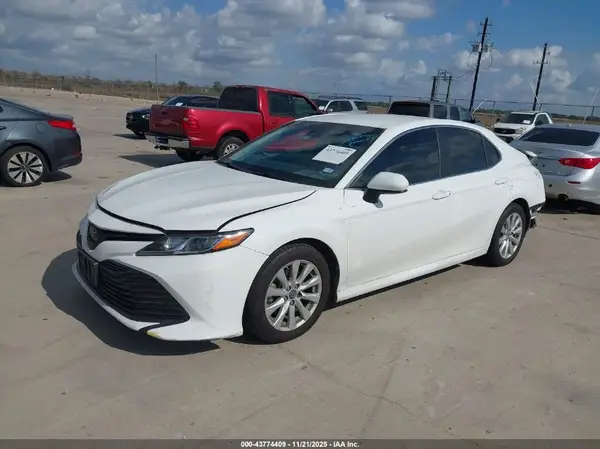 4T1B11HK5JU136261 2018 TOYOTA CAMRY - Image 2
