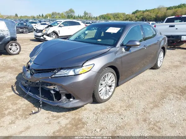 4T1B11HK5JU137197 2018 TOYOTA CAMRY - Image 2
