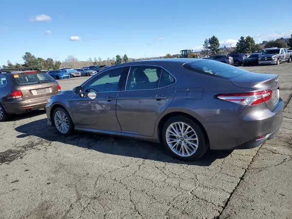 4T1B11HK5JU137250 2018 TOYOTA CAMRY - Image 2