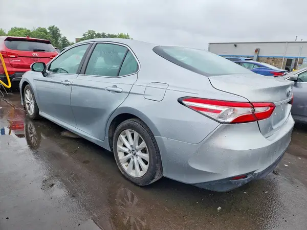 4T1B11HK5JU138558 2018 TOYOTA CAMRY - Image 2