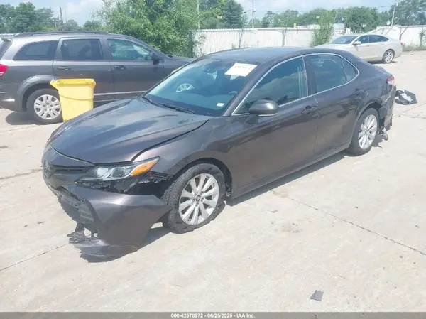 4T1B11HK5JU140357 2018 TOYOTA CAMRY - Image 2