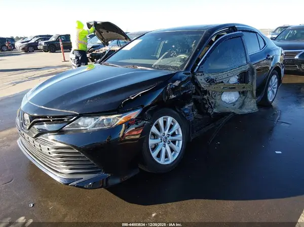 4T1B11HK5JU140522 2018 TOYOTA CAMRY - Image 2