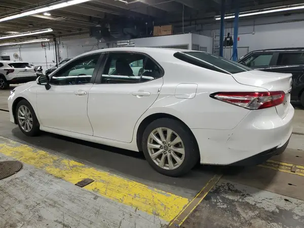 4T1B11HK5JU142982 2018 TOYOTA CAMRY - Image 2