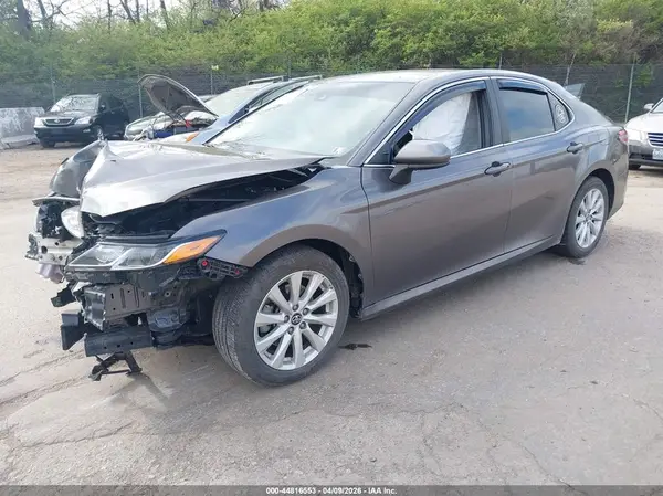 4T1B11HK5JU143372 2018 TOYOTA CAMRY - Image 2