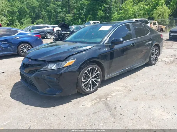 4T1B11HK5JU147258 2018 TOYOTA CAMRY - Image 2