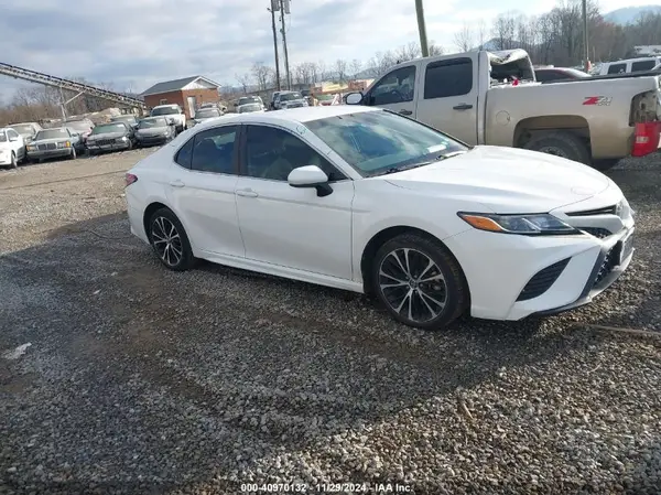 4T1B11HK5JU151214 2018 TOYOTA CAMRY - Image 1