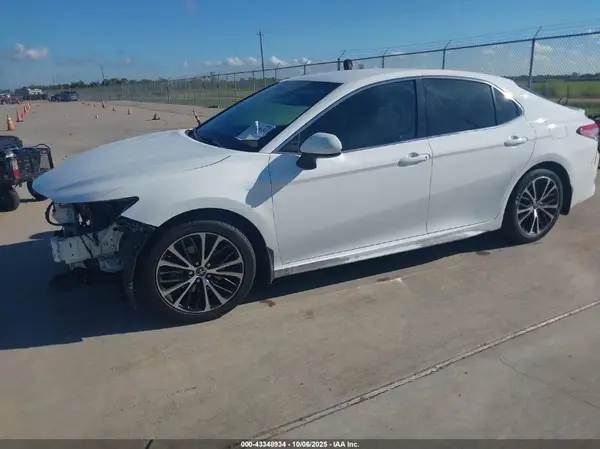 4T1B11HK5JU151360 2018 TOYOTA CAMRY - Image 2