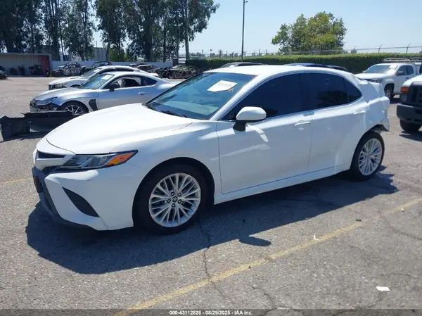 4T1B11HK5JU157031 2018 TOYOTA CAMRY - Image 2