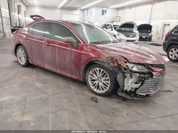 4T1B11HK5JU501067 2018 TOYOTA CAMRY - Image 1