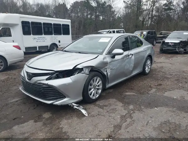 4T1B11HK5JU501943 2018 TOYOTA CAMRY - Image 2