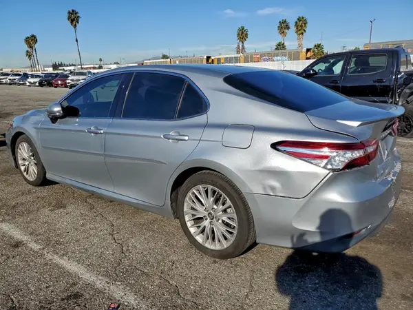 4T1B11HK5JU517947 2018 TOYOTA CAMRY - Image 2