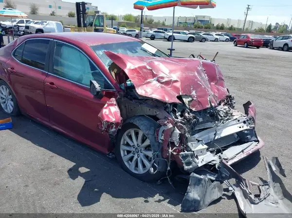 4T1B11HK5JU527586 2018 TOYOTA CAMRY - Image 1