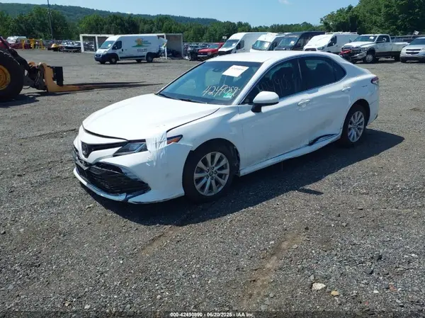 4T1B11HK5JU551693 2018 TOYOTA CAMRY - Image 2