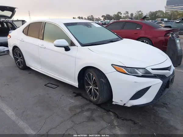 4T1B11HK5JU552858 2018 TOYOTA CAMRY - Image 1