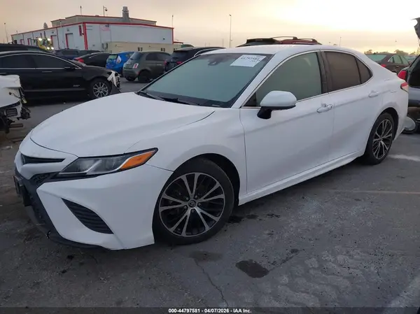 4T1B11HK5JU552858 2018 TOYOTA CAMRY - Image 2