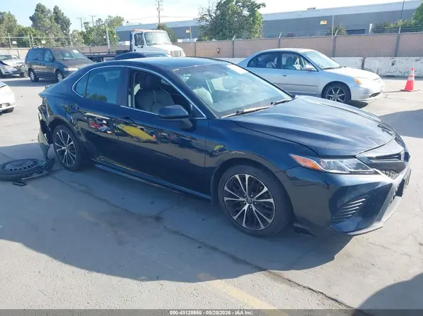 4T1B11HK5JU555873 2018 TOYOTA CAMRY - Image 1